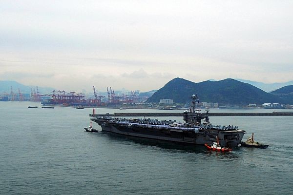 Tàu sân bay USS George Washington (CVN 73) của Hải quân Mỹ đến cảng Busan, Hàn Quốc. Trước đó USS George Washington (CVN 73) đã rời cảng Yokosuka của Nhật Bản để thực hiện các sứ mệnh tuần tra, thăm viếng trên Thái Bình Dương.